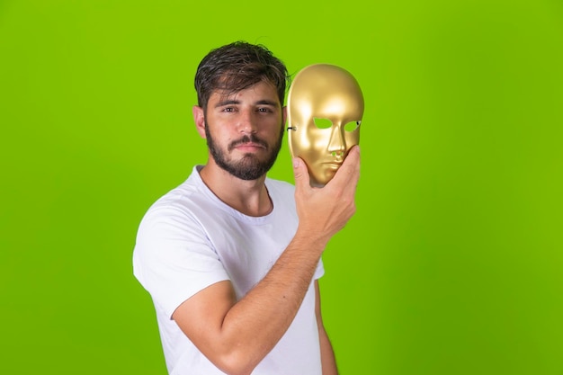 Homme très sérieux avec un masque à la mainxA