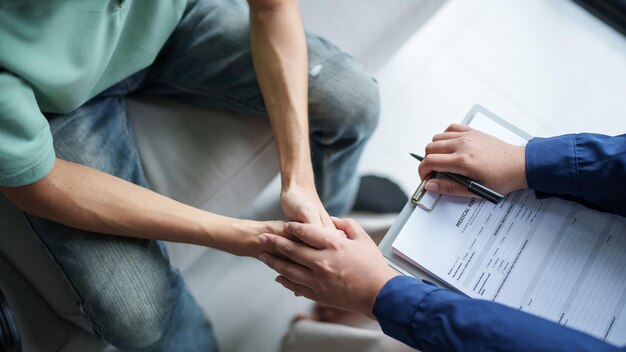 un homme triste assis sur un canapé un patient discutant de problèmes de santé mentale avec un psychologue un homme asiatique déprimé traitement de santé mentale