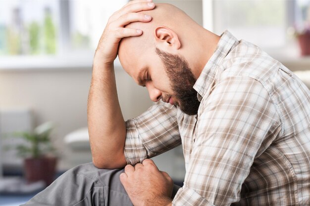 Homme triste dans la chambre