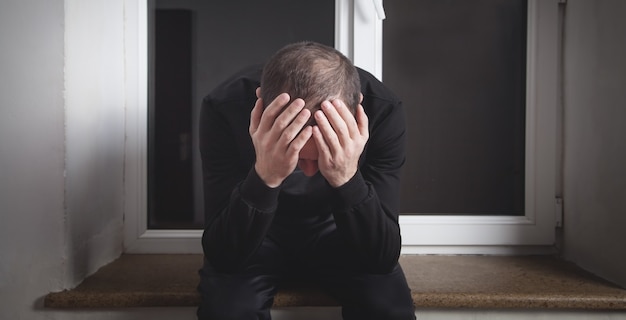 Homme triste et déprimé caucasien à la maison.