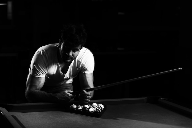 Un homme triste a perdu sa partie de billard