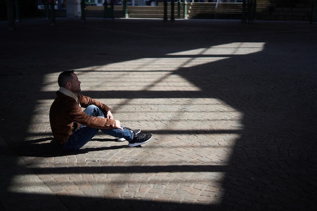 homme triste seul au coin de la rue