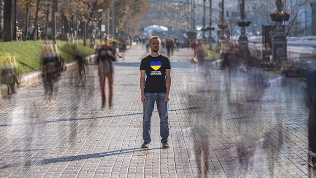 L'homme ukrainien debout dans la rue bondée