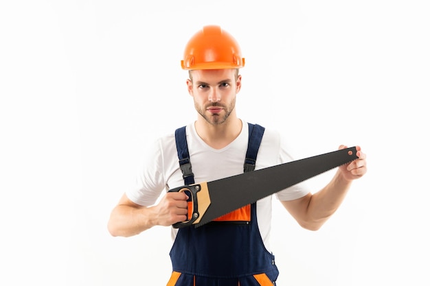 Homme en uniforme de constructeur tenir scie à main isolé sur fond blanc charpentier