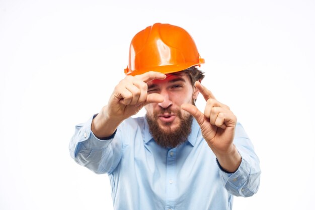 L'homme en uniforme de la construction de l'industrie de la peinture orange vue recadrée professionnelle