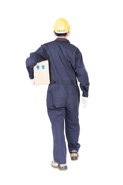 Photo homme en uniforme debout et tenant une boîte en papier, isolé sur fond blanc