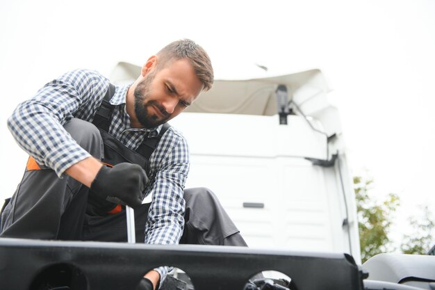 Homme en uniforme Réparation de camion Dysfonctionnement de la voiture