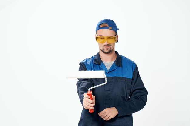 Homme en uniforme de travail décorateur de peinture de réparation