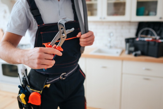 homme en uniforme de travail