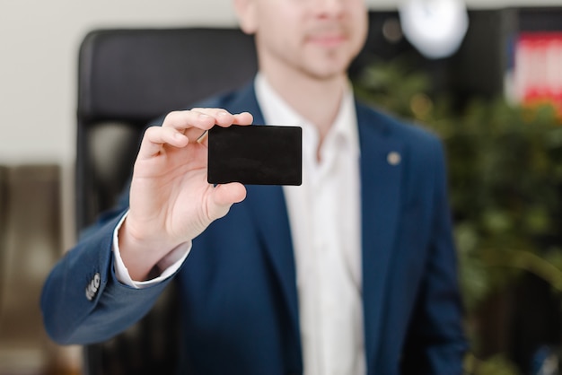 Photo homme utilisant une carte de crédit pour effectuer des paiements au bureau