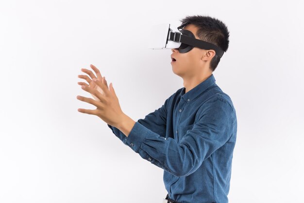 Homme utilisant le casque de réalité virtuelle