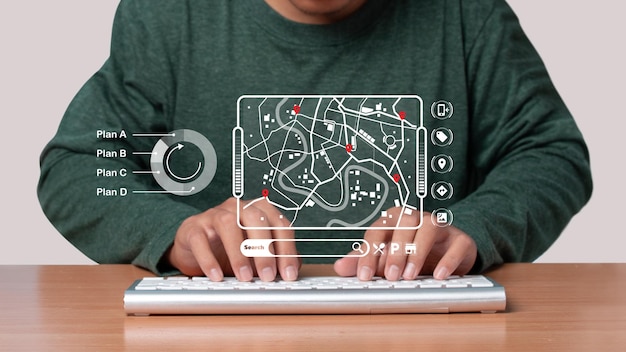 Homme utilisant un clavier d'ordinateur pour rechercher un point de localisation d'informations