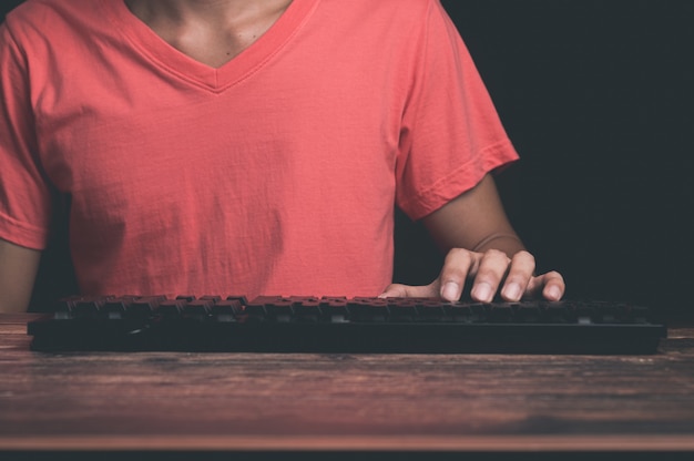 Un homme utilisant un clavier d'ordinateur