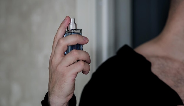 Homme utilisant du parfum