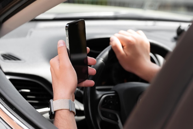 Homme utilisant un iphone en voiture