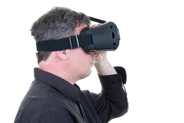 Homme utilisant des lunettes de réalité virtuelle casque vr sur fond blanc