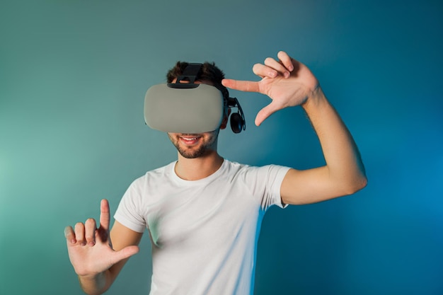 Homme utilisant des lunettes de réalité virtuelle pour faire du shopping virtuel