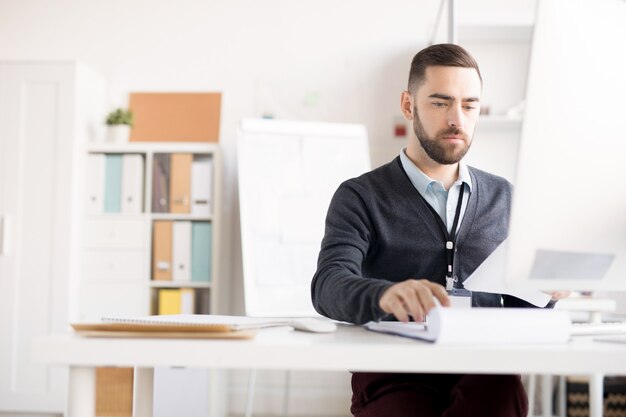 Homme utilisant un ordinateur au bureau