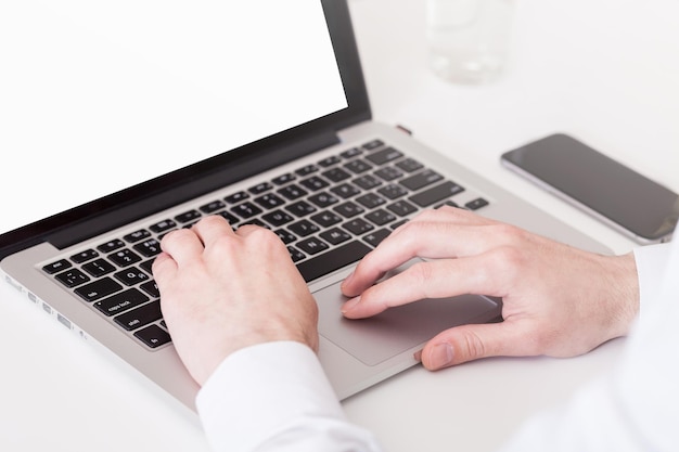 homme utilisant un ordinateur portable moderne sur un tableau blanc