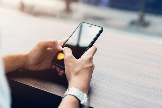 Homme utilisant un smartphone, pendant les loisirs. Le concept d&#39;utilisation du téléphone est essentiel.