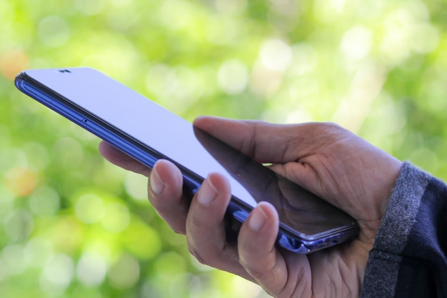 Photo un homme utilisant un smartphone pour se connecter au réseau social.