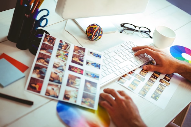 Homme utilisant son ordinateur à son bureau