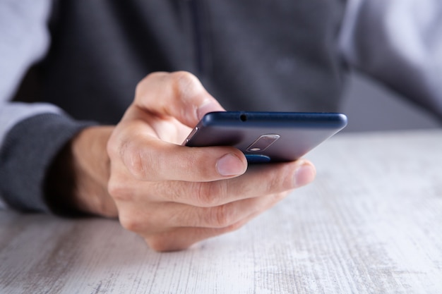 Homme utilisant son téléphone portable