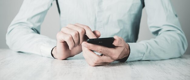 Homme utilisant son téléphone portable