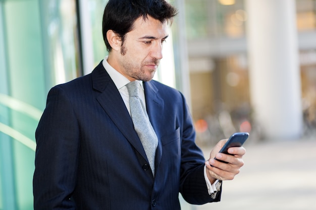 Homme utilisant son téléphone portable