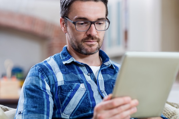 Homme utilisant une tablette numérique