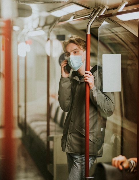 Photo homme utilisant un téléphone dans un train dans la nouvelle normalité