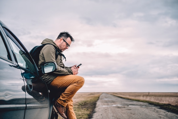 Homme utilisant un téléphone intelligent