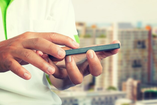 Homme utilisant un téléphone intelligent