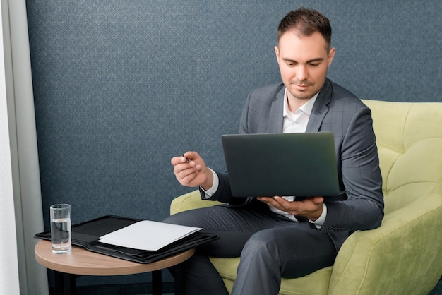 Homme utilisant un téléphone portable assis sur une table
