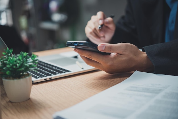 homme utilisant un téléphone portable intelligent et travaillant sur un ordinateur portable concept d'éducation et de technologie étudiant travaillant en freelance