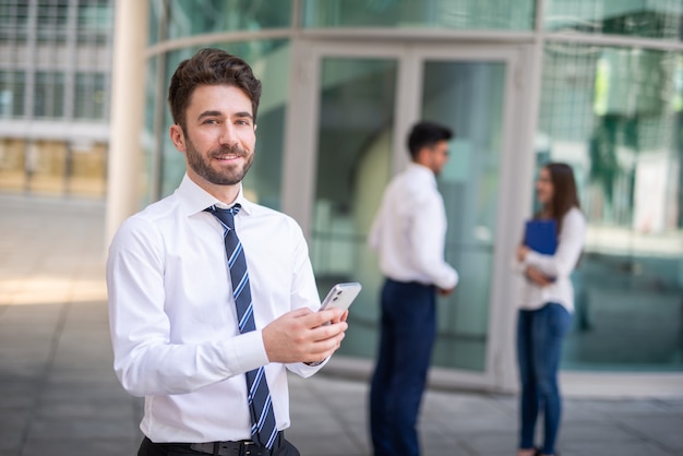 Homme utilisant un téléphone portable