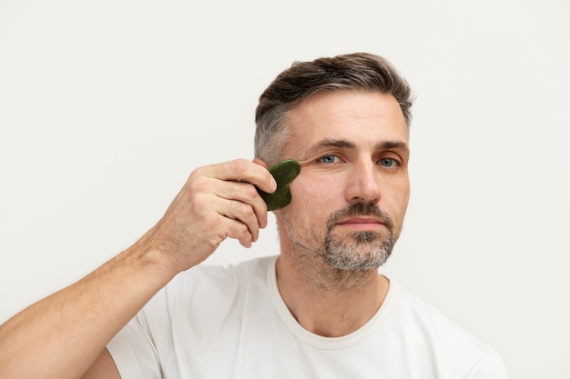 Homme utilisant un traitement anti-âge