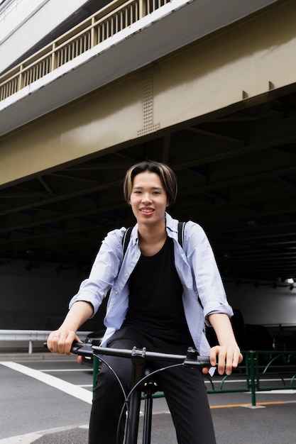 Homme utilisant un vélo électrique dans la ville