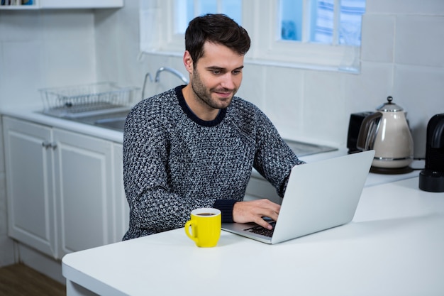 Homme, utilisation, ordinateur portable, cuisine