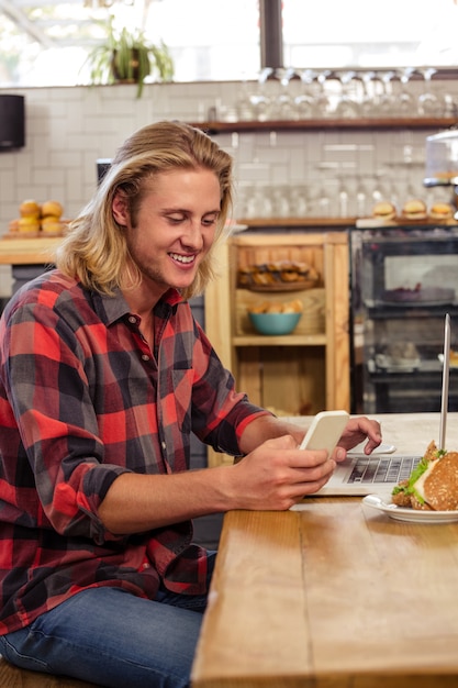 Homme, utilisation, smartphone, ordinateur portable