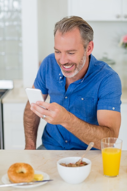 Homme, utilisation, téléphone portable, quoique, avoir, petit déjeuner, dans, cuisine