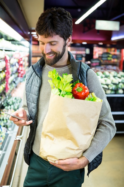 Homme, utilisation, téléphone portable, quoique, tenue, sac épicerie