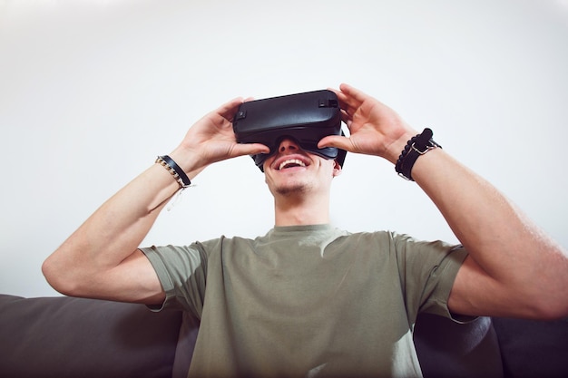 L'homme utilise l'ensemble VR