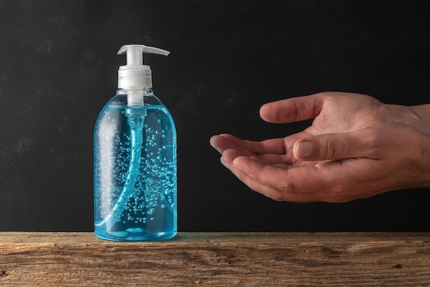 L'homme utilise un gel d'alcool désinfectant pour les mains pour se laver les mains.