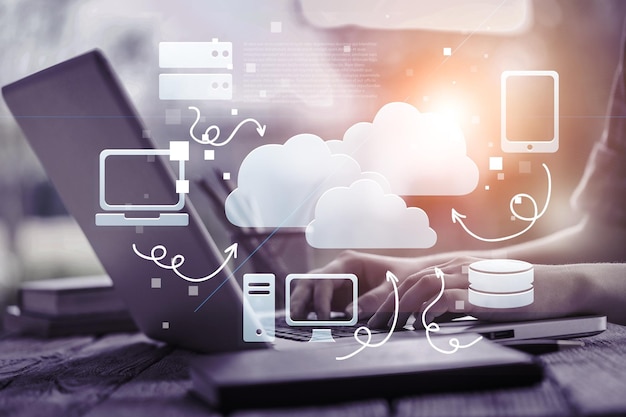 l'homme utilise un ordinateur portable avec un diagramme de cloud computing. Technologie infonuagique.