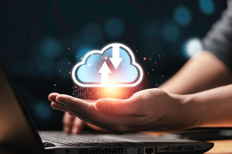 Photo l'homme utilise un ordinateur portable et une main tenant le cloud computing virtuel pour télécharger des informations de données de téléchargement, concept de transformation technologique.