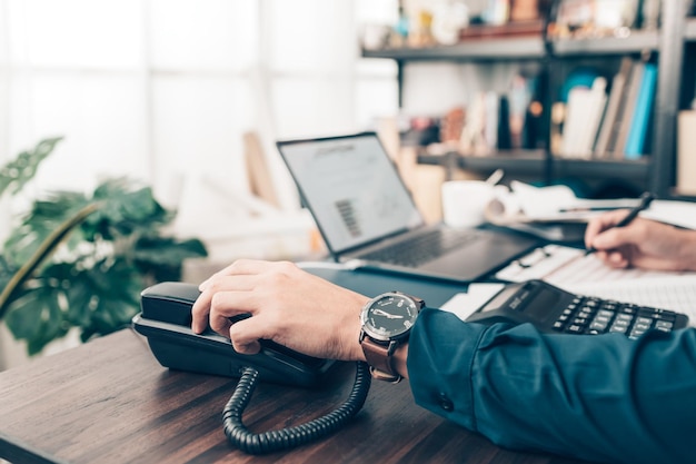 Photo un homme utilise un ordinateur portable sur la table.