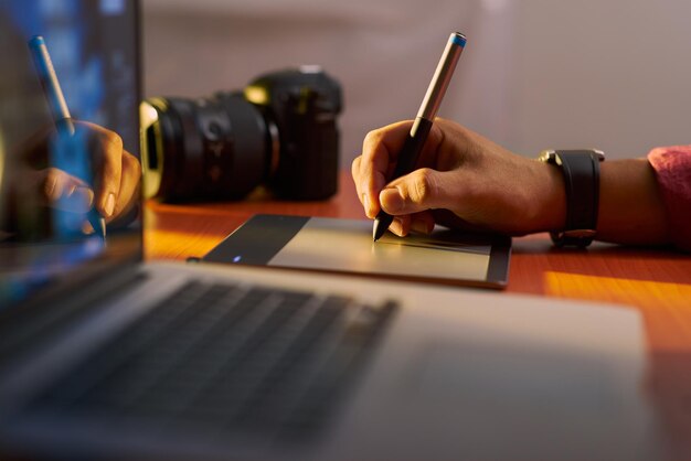 Photo un homme utilise un ordinateur portable sur la table.