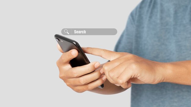 L'homme utilise un smartphone pour rechercher des données d'informations sur les réseaux Internet Optimisation des moteurs de recherche Concept de mise en réseau SEO espace de copie pour le texte