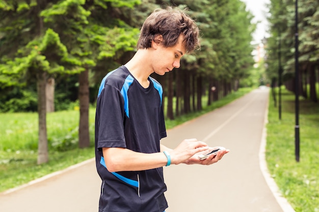 L'homme utilise la synchronisation du téléphone mobile avec le tracker d'activité.